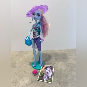 MONSTER HIGH DOLLS Abbey Skull Shores +Accessoire - Uniforme - Abbey Bominable